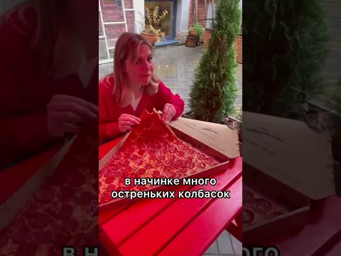 Где съесть гигантскую пиццу в Санкт-Петербурге?
