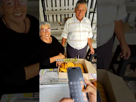 Repartiendo empanadas a las personas en la calle, se encuentran ubicados en frente del CCfundadores