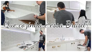 ESTÁ FICANDO UMA COZINHA DOS SONHOS | APLICANDO O MÁRMORE CARRARA | REVESTIMENTO | Viviane Magalhães