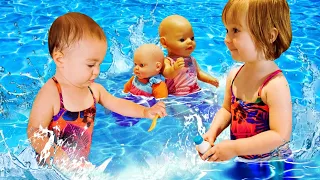 La bambina Bianca gioca in piscina. Una storia di divertimento con i giochi in acqua.
