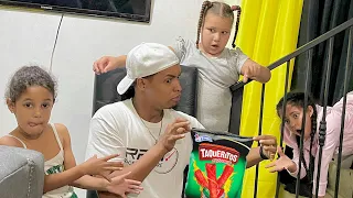 LA NIÑA MÁS CONFIANZUDA DEL BARRIO 😡 ( Película Completa )
