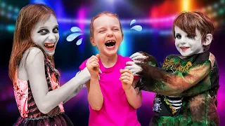 Vania Mania Kids joue à faire semblant d'être un bébé zombie