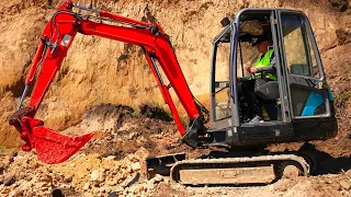 L'excavatrice est cassée   Dima essaie d'aider l'homme