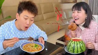 Husband Is An Idiot! He Doesn't Even Know How To Eat A Big Chicken Drumstick In Front Of Him!