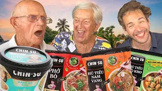 Ông bà lần đầu tiên ăn món mì tại Việt Nam 🇻🇳🍜| WillinVietnam |