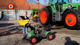 Jent rijdt op een tractor op de boerderij (Kindertijd KRO-NCRV)