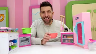 Compilation de voitures jouets au jardin d’enfants