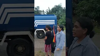 terjadi kecelakaan mobil terperosok,semoga sopir dan kernetnya selamat