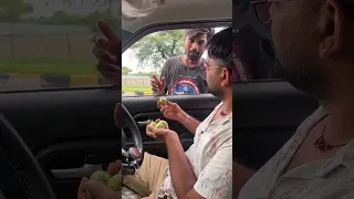 इस ग़रीब भाई को 20 रुपये के अमरूद के मिले 3500/- रुपये 🤑 | YouNick Viral | #subscribe #viral #trend