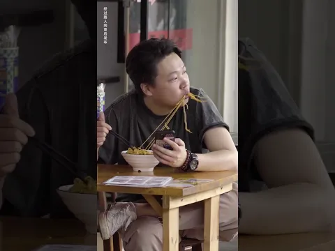 配音整蠱路邊攤帥哥，帥哥吃麵發出搞笑聲音，都要笑出眼淚了！