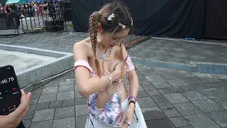#5街頭更衣室：辮子女孩挑戰30秒換平口比基尼｜Bikini Dressup Challenge