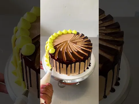 deliciosos decorado de pastel canalado con rosas y chocolate