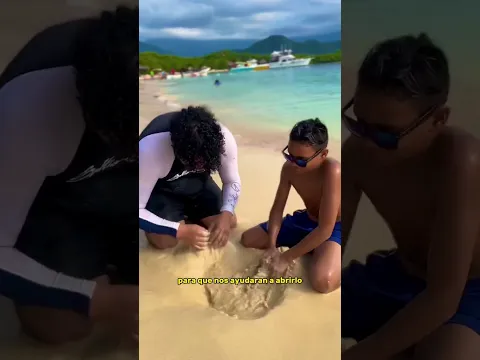 Abrimos un agujero en la playa y salimos en China #shorts #divertido