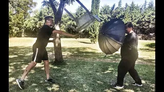 Defensa personal con paraguas, Gaspar y Javi lo ponen a prueba.