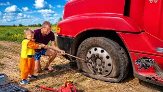 Gigantischer Lastwagen kaputt! Kleiner Mechaniker rettet den Truck! 🚛😱🔧