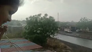 आमच्या इकडे मे महिन्यामध्ये पाऊस जोरदार 😂🤦