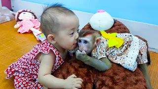 Baby Diem shows affection to KaKa monkey with a kiss