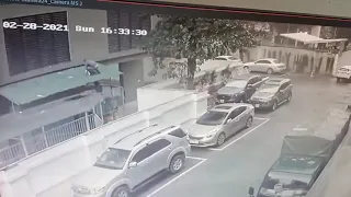 Góc quay cho thấy anh Nguyễn Ngọc Mạnh đỡ tay giúp bé gái giảm chấn