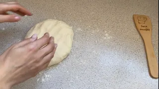 Mineralna voda a dobijes takvo hrskavo tjesto ma ni pekar mu ne moze nista reci.Pita Recept odvaljuj
